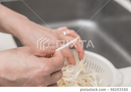 [Remove roots of bean sprouts] 98203588