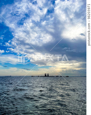 東京灣的京葉海泊位和藍天 98203971