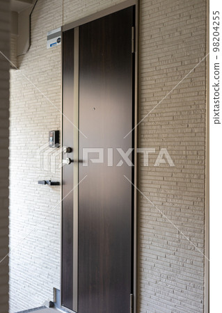 Entrance part of rental studio apartment 98204255