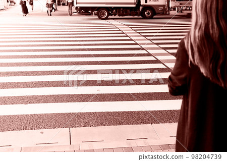 person waiting for a signal 98204739