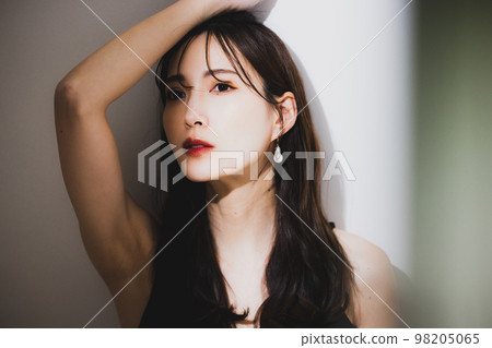 黑裙子的女人 98205065
