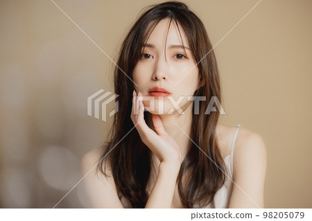 一個穿著米色裙子的女人 98205079