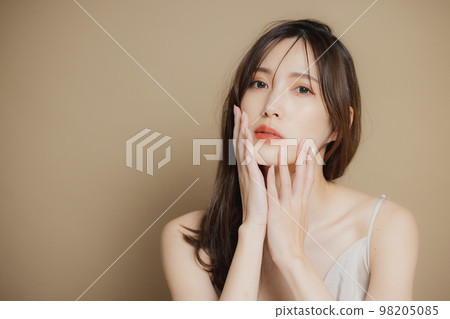 A woman in a beige dress 98205085