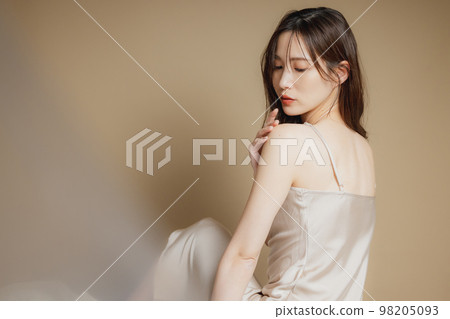 A woman in a beige dress 98205093