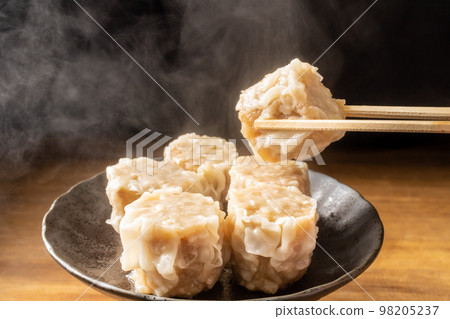 Lift the steamed shumai 98205237