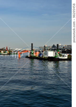 挖泥船的隅田川風景的疏浚工作 挖泥船的隅田川風景的疏浚工作 98205458