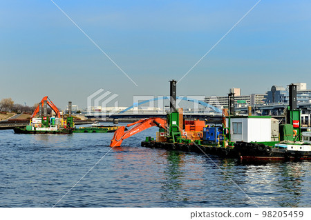 挖泥船的隅田川風景的疏浚工作 挖泥船的隅田川風景的疏浚工作 98205459