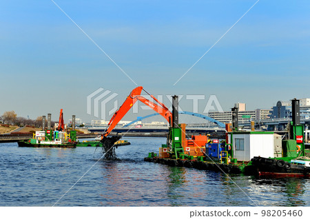 挖泥船的隅田川風景的疏浚工作 98205460