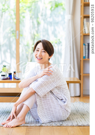 Middle-aged women's beauty 98205918