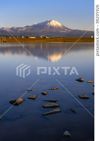 Daisen seen from the mouth of the Hino River in Tottori Prefecture Daisen seen from the mouth of the Hino River in Tottori Prefecture 98205926