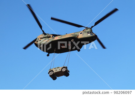 運載吉普車的運輸直升機 Chinook CH-47 98206097