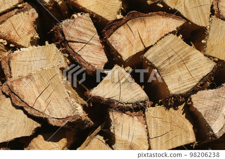 木柴曬乾後存放在木柴架上 木柴曬乾後存放在木柴架上 98206238