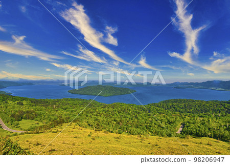 Beautiful Lake Kussharo from Bihoro Pass 98206947