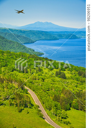 Beautiful Lake Kussharo from Bihoro Pass 98206951