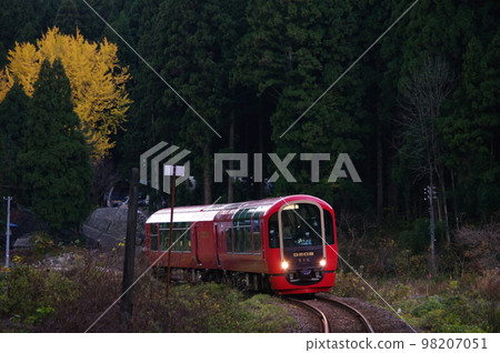 Commemorating the 65th anniversary of the opening of the entire Oito Line Resort Setsugetsuka Ginkgo Commemorating the 65th anniversary of the opening of the entire Oito Line Resort Setsugetsuka Ginkgo 98207051