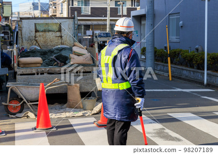在建築工地指揮交通的交通主管 98207189