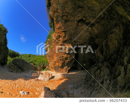 沖繩縣讀谷村渡口海灘的落基山 沖繩縣讀谷村渡口海灘的落基山 98207433