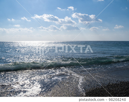 反射陽光和閃閃發光的藍色大海（太平洋）。 （和歌山縣日高郡南部町沿岸） 98208248