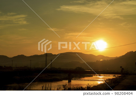 春天山村的朝陽,朝霞染紅的河流 春天山村的朝陽,朝霞染紅的河流 98208404