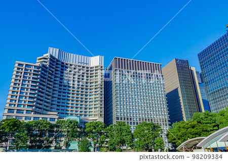 [Urban landscape of Tokyo] Skyscrapers seen from Wadakura Fountain Park 98209384