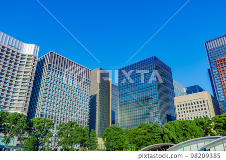 [Urban landscape of Tokyo] Skyscrapers seen from Wadakura Fountain Park 98209385