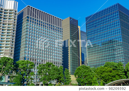 [東京的城市景觀] 從和田倉噴泉公園看到的摩天大樓 98209392