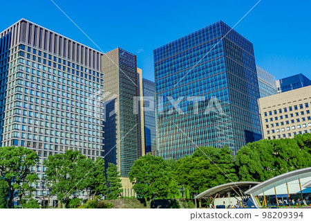 [東京的城市景觀] 從和田倉噴泉公園看到的摩天大樓 98209394