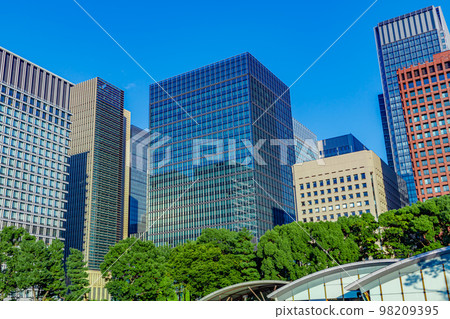 [東京的城市景觀] 從和田倉噴泉公園看到的摩天大樓 98209395