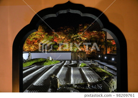 Kawauchi-cho, Kiryu City, Gunma Prefecture At Houtoku-ji Temple, a famous place for autumn leaves famous for its floor maple, the dry landscape garden in the main hall and the autumn leaves in the grounds are lit up 98209761