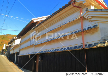 [高知縣]晴朗天氣下的基良川河畔街景 98209825