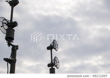 與多雲天空相關的天線在背景中拍攝 98211007