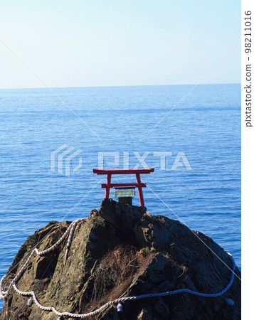 Tsunakake Rock Floating in the Seto Inland Sea [Ozu City, Ehime Prefecture] 98211016
