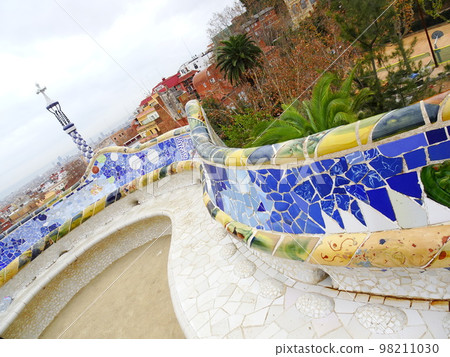 [西班牙]奎爾公園美麗的波浪形長椅和彩色瓷磚（巴塞羅那） 98211030