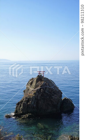 Tsunakake Rock Floating in the Seto Inland Sea [Ozu City, Ehime Prefecture] 4 98211310