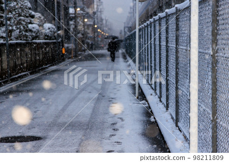 A quiet backstreet on a snowy day 98211809