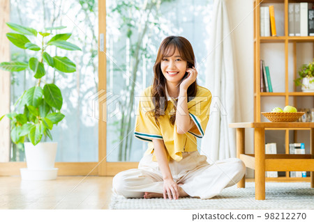 年輕女子在客廳放鬆 年輕女子在客廳放鬆 98212270
