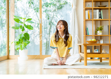 Young woman relaxing in the living room 98212271