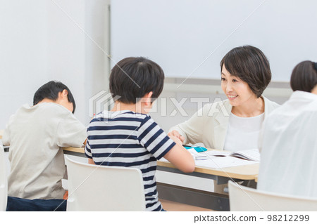 面帶微笑的補習班女老師/教小學生的老師（補習班、暑期班、亞洲人） 98212299