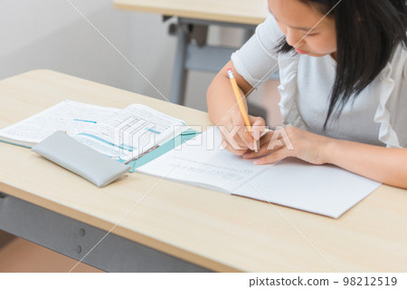Elementary school students, junior high school students, high school students, university students studying at school / cram school 98212519