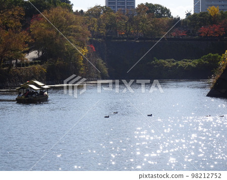 大阪城護城河和御座船（大阪府大阪市中央區） 2022 年 11 月 98212752