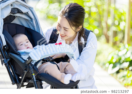 Young woman traveling in a stroller 98213297