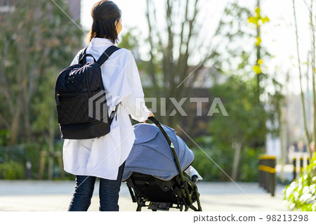 在嬰兒推車旅行的年輕女子 98213298