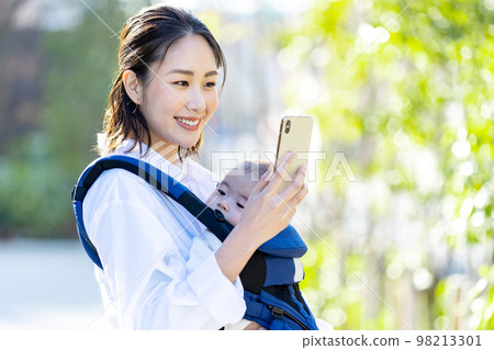 一個年輕的女人，撫養著一個擁抱的孩子 98213301