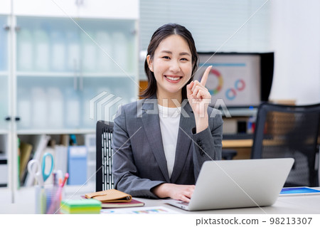 穿著西裝的女人的OL形象 98213307