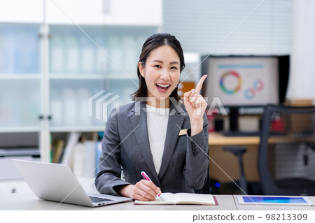 穿著西裝的女人的OL形象 98213309