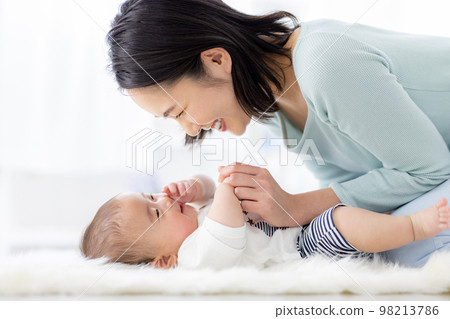 Baby and mother 98213786