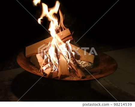 篝火照片（火焰大小非常適合單人露營） 98214539