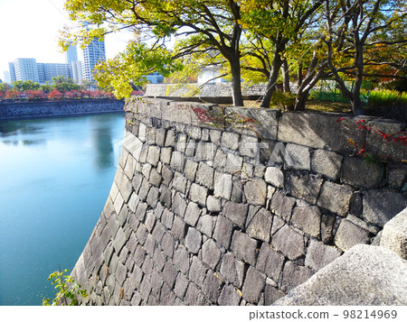 大阪城的護城河和石牆（大阪府大阪市中央區）2022 年 11 月 98214969