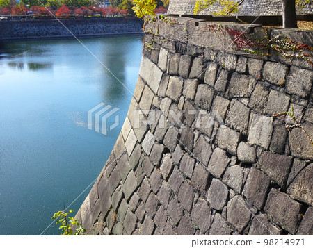 大阪城的護城河和石牆（大阪府大阪市中央區）2022 年 11 月 98214971
