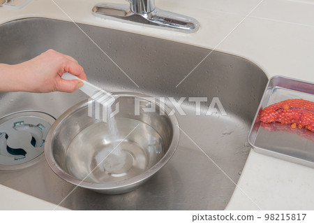 [Put salt in a bowl to make salmon roe pickled in soy sauce] 98215817